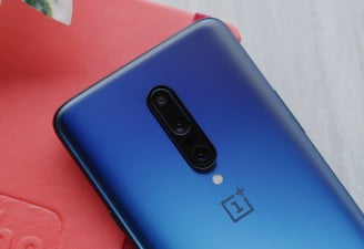 A featured image of OnePlus 7 Pro in Nebula Blue color placed on a table