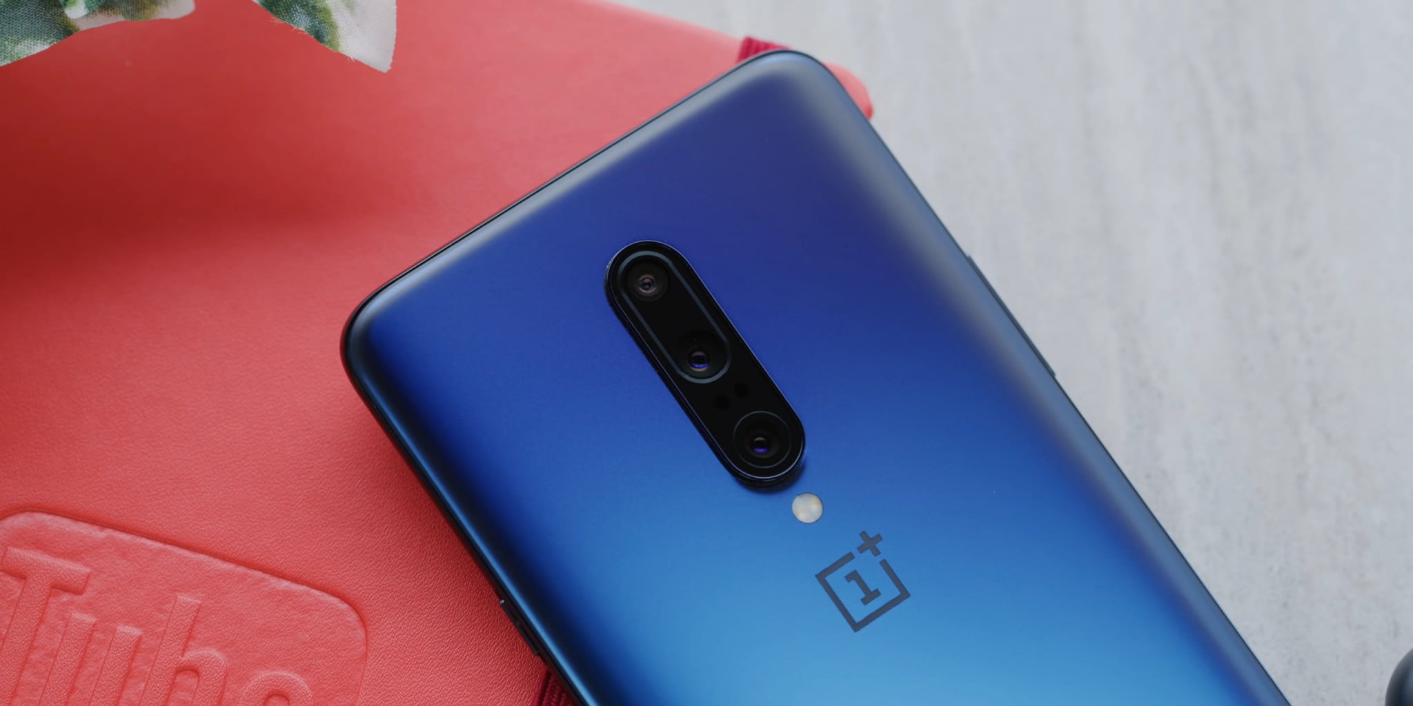 A featured image of OnePlus 7 Pro in Nebula Blue color placed on a table